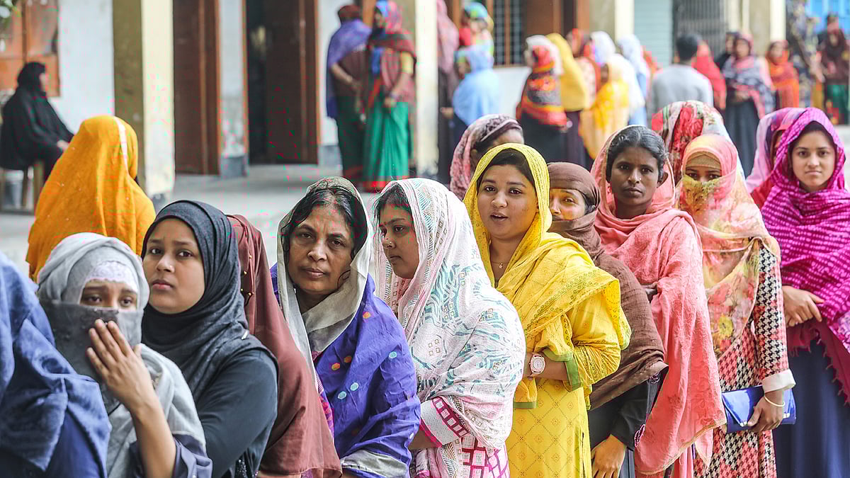 বড়ুয়া আলাউদ্দিন দেওয়ান উচ্চবিদ্যালয় কেন্দ্রে নারী ভোটারদের লাইন। নতুন ৪৮ নং ওয়ার্ড, দক্ষিণখান, খিলক্ষেত, ২৮ ফেব্রুয়ারি। ছবি: দীপু মালাকার