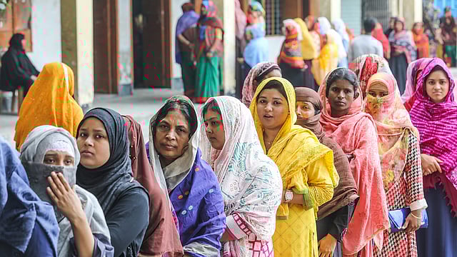 বড়ুয়া আলাউদ্দিন দেওয়ান উচ্চবিদ্যালয় কেন্দ্রে নারী ভোটারদের লাইন। নতুন ৪৮ নং ওয়ার্ড, দক্ষিণখান, খিলক্ষেত, ২৮ ফেব্রুয়ারি। ছবি: দীপু মালাকার