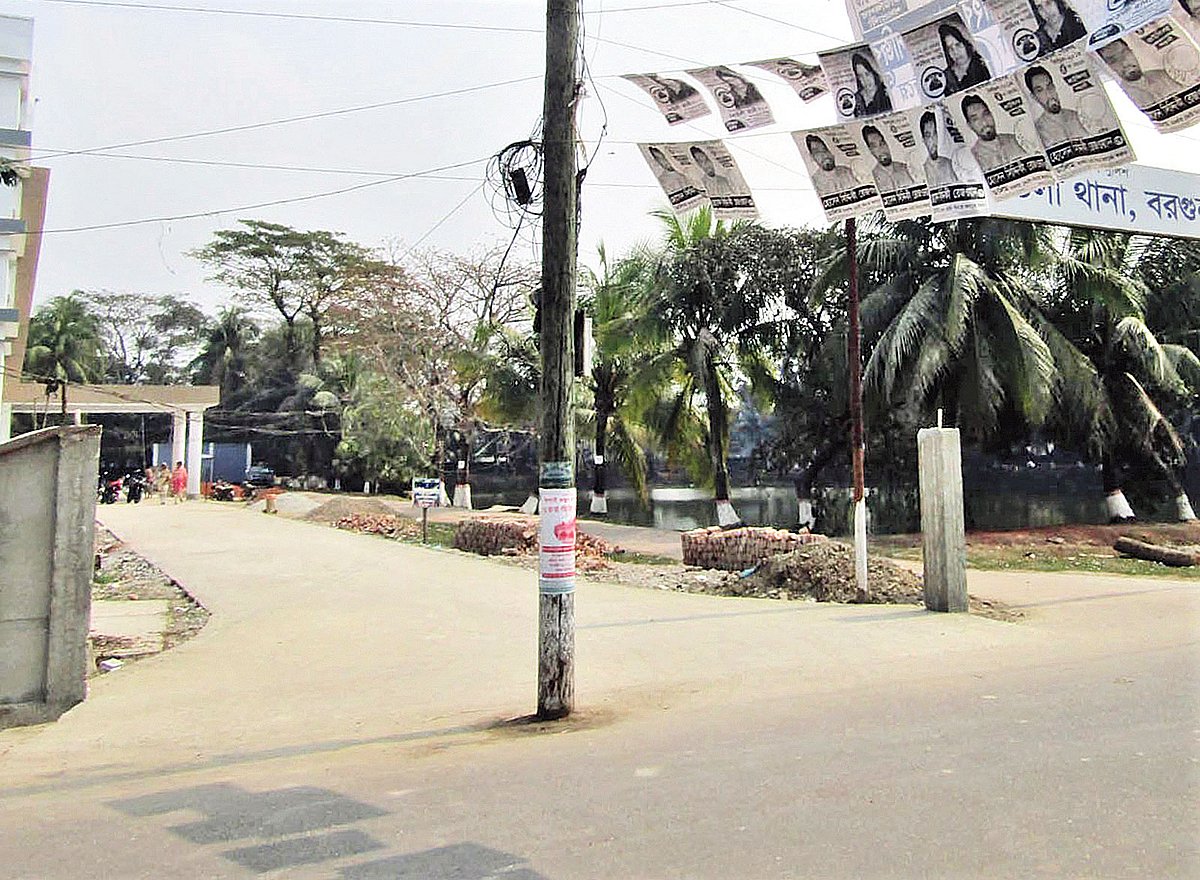 আমতলী পৌর শহরের বঙ্গবন্ধু সড়কের মধ্যে খুঁটি রয়েছে। খুঁটির কারণে সড়কে যান চলাচল ব্যাহত হচ্ছে। আমতলী থানার সামনে সম্প্রতি। প্রথম আলো