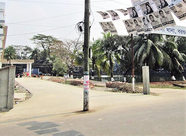 আমতলী পৌর শহরের বঙ্গবন্ধু সড়কের মধ্যে খুঁটি রয়েছে। খুঁটির কারণে সড়কে যান চলাচল ব্যাহত হচ্ছে। আমতলী থানার সামনে সম্প্রতি। প্রথম আলো