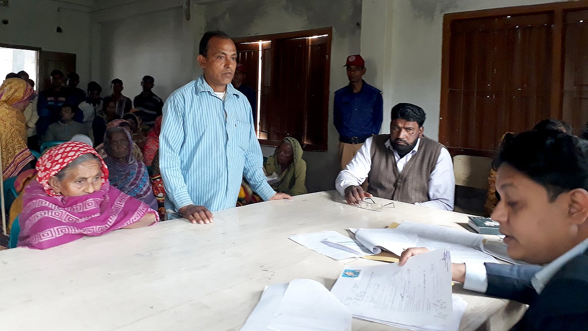 মা–বাবার আর কখনো যেন ভিক্ষার ঝুলি হাতে না নিতে হয়, সে বিষয়ে দিকনির্দেশনা দেন উপজেলা নির্বাহী কর্মকর্তা (ইউএনও) মো. তৌহিদুর রহমান। কাটলা ইউনিয়ন মিলনায়তন, বিরামপুর, দিনাজপুর, ২৮ ফেব্রুয়ারি। ছবি: প্রথম আলো