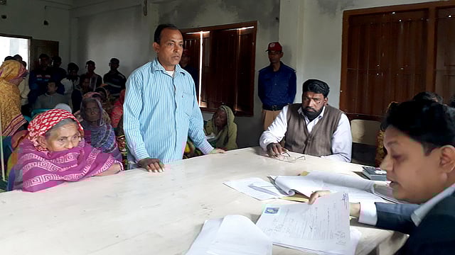 মা–বাবার আর কখনো যেন ভিক্ষার ঝুলি হাতে না নিতে হয়, সে বিষয়ে দিকনির্দেশনা দেন উপজেলা নির্বাহী কর্মকর্তা (ইউএনও) মো. তৌহিদুর রহমান। কাটলা ইউনিয়ন মিলনায়তন, বিরামপুর, দিনাজপুর, ২৮ ফেব্রুয়ারি। ছবি: প্রথম আলো