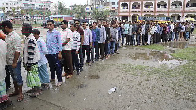 ডুমনি উচ্চবিদ্যালয় ভোটকেন্দ্রে ভোট দিতে ভোটারদের দীর্ঘ লাইন। ঢাকা উত্তর সিটি করপোরেশনে (ডিএনসিসি) মেয়র পদে বৃহস্পতিবার উপনির্বাচন হয়। ডুমনি, খিলক্ষেত, ঢাকা, ২৮ ফেব্রুয়ারি। ছবি: আবদুস সালাম
