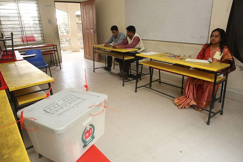 মিরপুর মডেল একাডেমি উচ্চ বিদ্যালয়ের ৩৭১ নম্বর কেন্দ্রের ভোটারবিহীন একটি বুথ। ছবি: জাহিদুল করিম