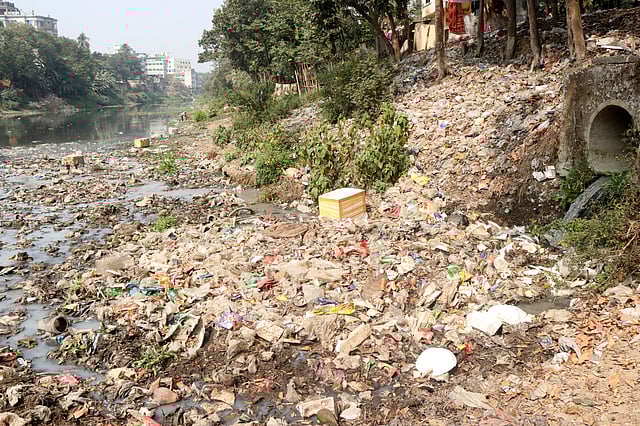নদীতে আবর্জনার ভাগাড়। জেলা প্রশাসক কার্যালয় এলাকা, বগুড়া।