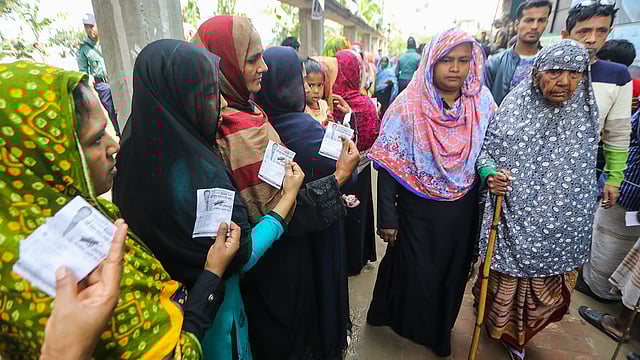 ভোট দিয়ে বের হয়ে আসছেন এক বৃদ্ধা। বিএন আইডিয়াল স্কুল কেন্দ্রে, বড়ুয়া, খিলক্ষেত, ২৮ ফেব্রুয়ারি। ছবি: দীপু মালাকার