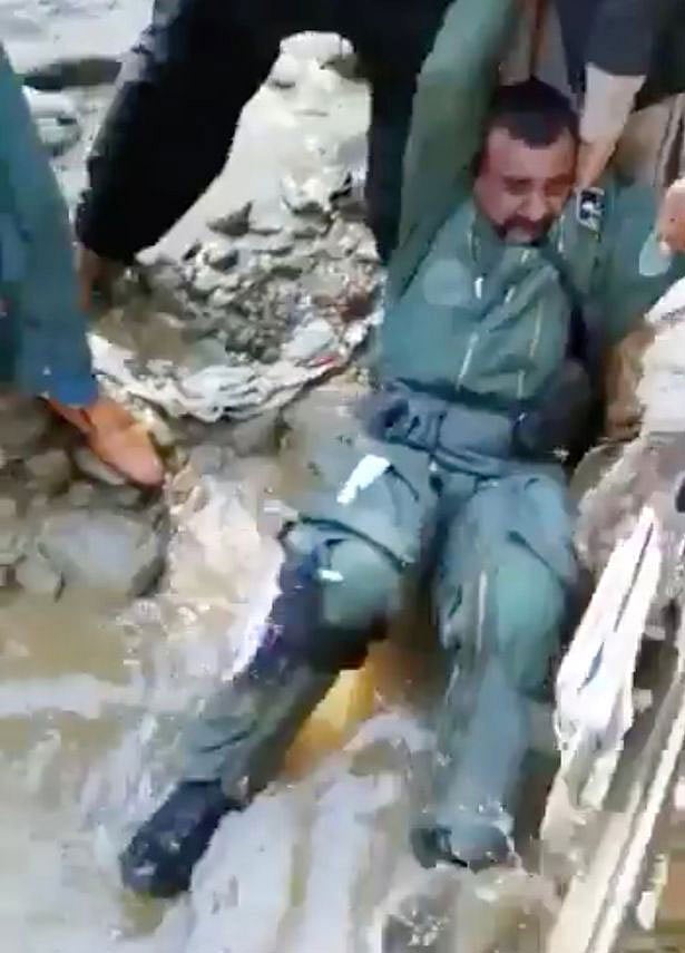 পাকিস্তাননিয়ন্ত্রিত কাশ্মীরে পাকিস্তান সেনাবাহিনীর হাতে আটক ভারতীয় বৈমানিক অভিনন্দন। ছবি: সংগৃহীত