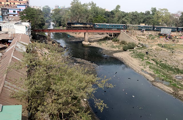 শহরের চেলোপাড়া রেলওয়ে সেতুতে চলছে লোকাল ট্রেন।
