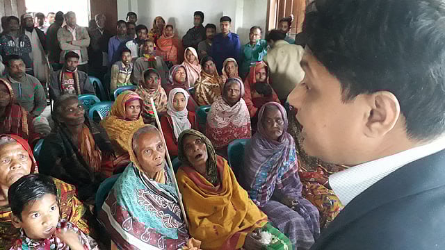 মা–বাবা, তাঁদের সন্তান ও স্বজনদের উদ্দেশে কথা বলেন উপজেলা নির্বাহী কর্মকর্তা। কাটলা ইউনিয়ন মিলনায়তন, বিরামপুর, দিনাজপুর, ২৮ ফেব্রুয়ারি। ছবি: প্রথম আলো