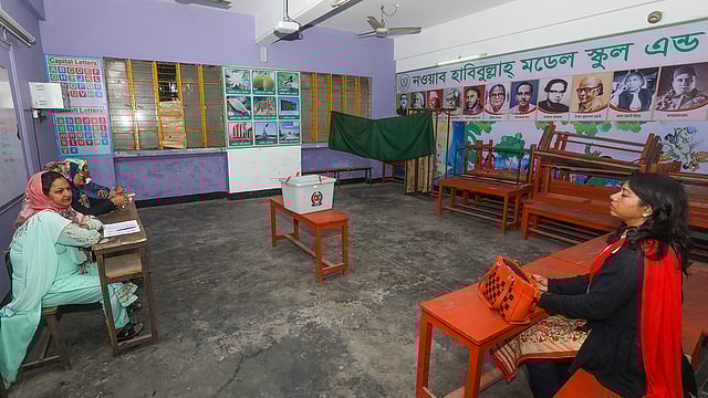 সকালের দিকে উত্তরার আজমপুরের নবাব হাবিবুল্লাহ মডেল স্কুল অ্যান্ড কলেজ কেন্দ্রে ভোটার কম ছিল। আজমপুর, উত্তরা, ২৮ ফেব্রুয়ারি। ছবি: দীপু মালাকার