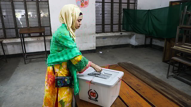 ঢাকা উত্তর সিটি করপোরেশনের মেয়র পদে উপনির্বাচন ভোট দিচ্ছেন এক ভোটার। নবাব হাবিবুল্লাহ মডেল স্কুল অ্যান্ড কলেজ কেন্দ্র, আজমপুর, উত্তরা, ২৮ ফেব্রুয়ারি। ছবি: দীপু মালাকার