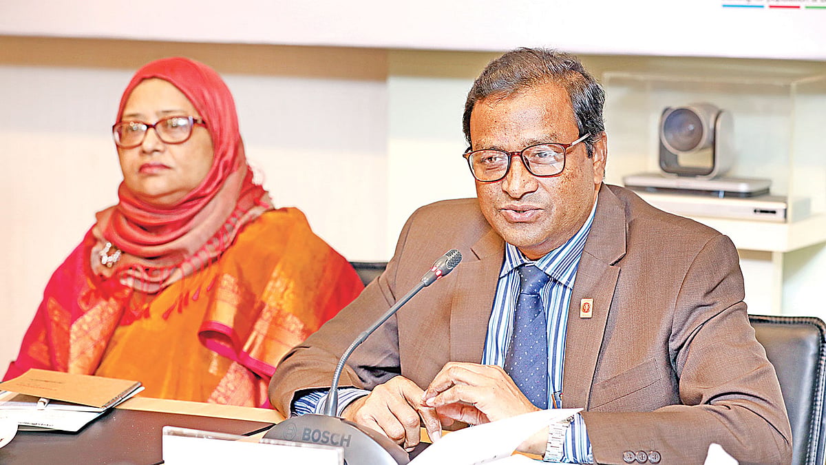গোলটেবিল বৈঠকে বক্তৃতা করছেন মো. মোয়াজ্জেম হোসেন। পাশে নাসিমা সুলতানা। গতকাল প্রথম আলো কার্যালয়ে।  ছবি: প্রথম আলো