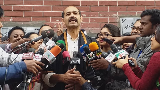 ভোট দিয়ে সাংবাদিকদের কাছে প্রতিক্রিয়া জানাচ্ছেন আতিকুল ইসলাম। ছবি: দীপু মালাকার