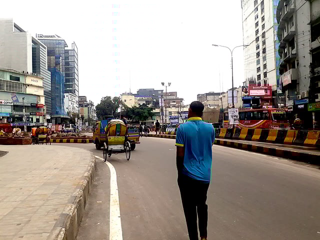আজ দুপুরে গুলশান-১ এর মোড়ের চিত্র ছবি: আসাদুজ্জামান