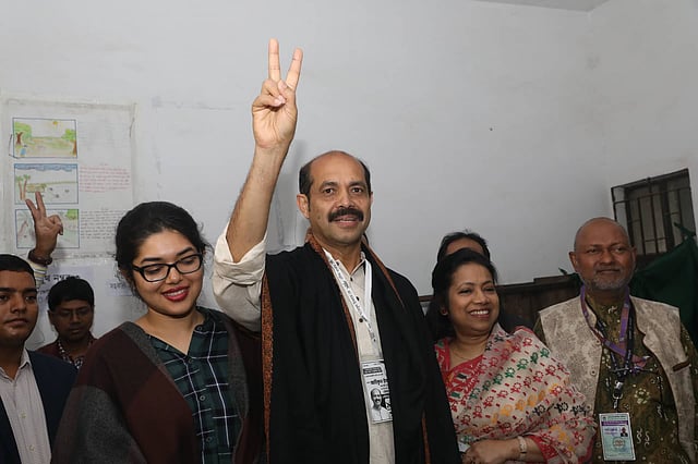 উত্তরার আজমপুরে নবাব হাবিবুল্লাহ মডেল স্কুল অ্যান্ড কলেজ কেন্দ্রে ভোট দিচ্ছেন আওয়ামী লীগের প্রার্থী আতিকুল ইসলাম।