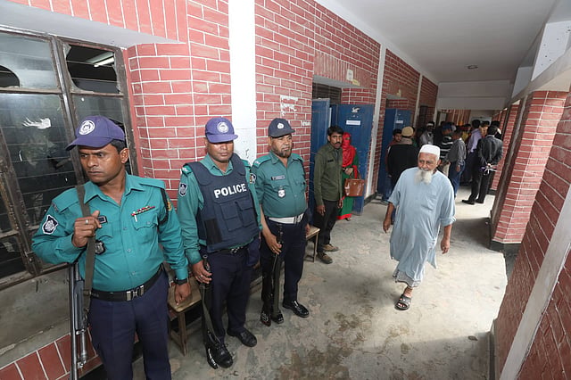 উত্তরার আজমপুরে নবাব হাবিবুল্লাহ মডেল স্কুল এ্যান্ড কলেজ কেন্দ্রে কড়া নিরাপত্তা ব্যবস্থা।