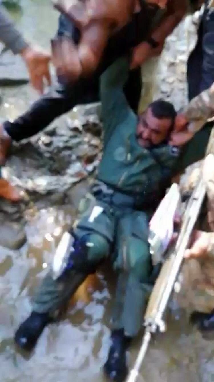 যুদ্ধবিমান ভূপাতিত হওয়ার পর ধরা পড়েছেন পাইলট উইং কমান্ডার ভি অভিনন্দন। ছবি: সংগৃহীত