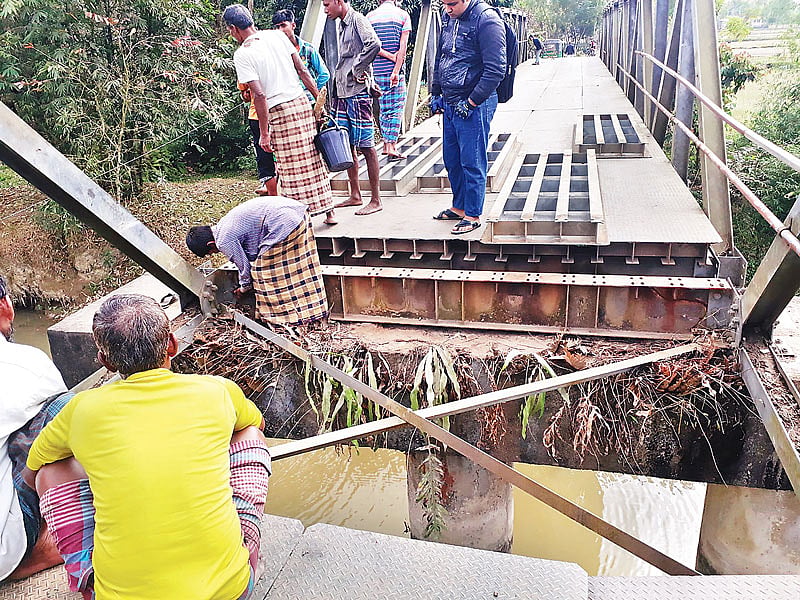 ইটবোঝাই ট্রাকের চাপে ক্ষতিগ্রস্ত বেইলি সেতু। মঙ্গলবার দুপুরে মৌলভীবাজারের কুলাউড়ার চৌধুরী বাজার এলাকায়। ছবি: প্রথম আলো