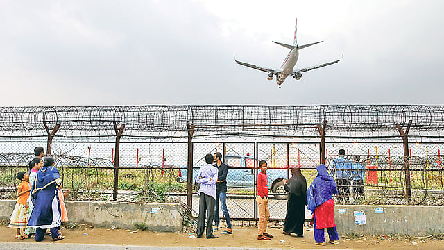 বিমান ওঠা ও নামার সময় এই সংরক্ষিত এলাকায় সাধারণের চলাচল নিষেধ। গতকাল শাহজালাল আন্তর্জাতিক বিমানবন্দরের দলিপাড়া রানওয়ে এলাকায়।  তানভীর আহাম্মেদ