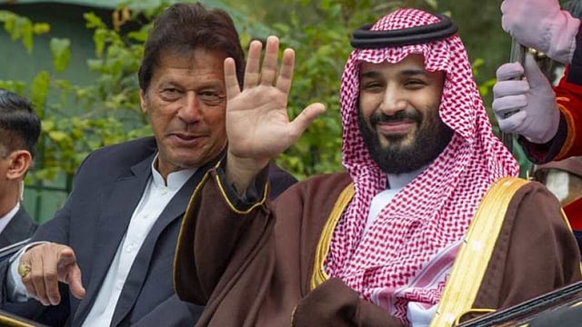 পাকিস্তানের প্রধানমন্ত্রী ইমরান খান (বাঁয়ে) ও সৌদি যুবরাজ মোহাম্মদ বিন সালমান