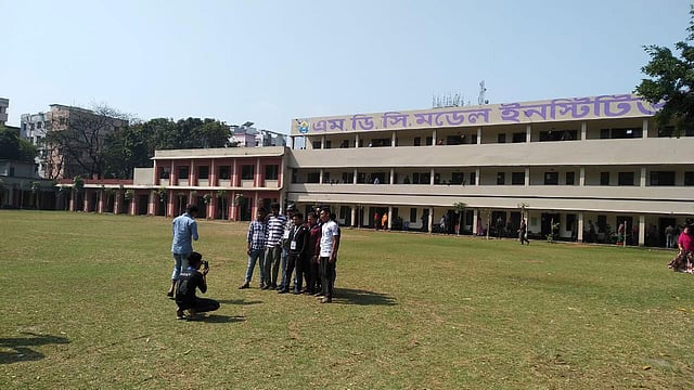 ভোটারের উপস্থিতি কম। তাই নৌকা প্রতীকের মেয়র প্রার্থীর কর্মীদের এত তাড়া নেই। কর্মীদের অনেকে ভোটের দিনের এই স্মৃতি ধরে রাখতে একসঙ্গে ছবি তুলছেন। এমডিসি মডেল ইনস্টিটিউট কেন্দ্র, পল্লবী, মিরপুর, ২৮ ফেব্রুয়ারি। ছবি: সেলিম জাহিদ।
