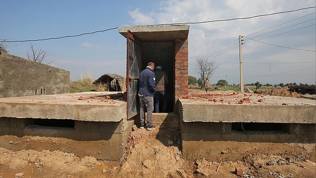 পাকিস্তানের সঙ্গে যেকোনো উত্তেজনাকর পরিস্থিতিতে কোথাও না পাঠিয়ে লোকদের নিরাপদে রাখতে এই ব্যবস্থা করেছে ভারত। ছবি: রয়টার্স