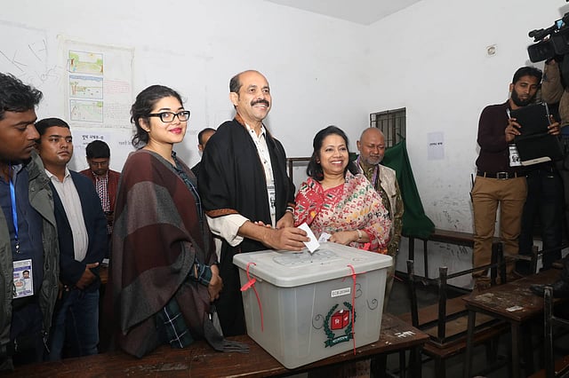 ঢাকা উত্তর সিটি করপোরেশনের (ডিএনসিসি) মেয়র পদে উপনির্বাচন ভোট দিচ্ছেন আওয়ামী লীগের প্রার্থী আতিকুল ইসলাম। নবাব হাবিবুল্লাহ মডেল স্কুল অ্যান্ড কলেজ কেন্দ্র, আজমপুর, উত্তরা, ২৮ ফেব্রুয়ারি। ছবি: দীপু মালাকার