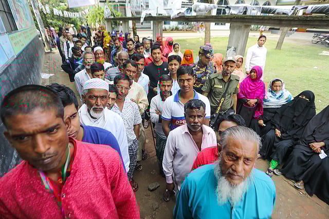 বিএন আইডিয়াল স্কুল কেন্দ্রে ভোটারদের লাইন। নতুন ৪৮ নং ওয়ার্ড, শিলনপাড়া, বড়ুয়া, খিলক্ষেত, ২৮ ফেব্রুয়ারি। ছবি: দীপু মালাকার