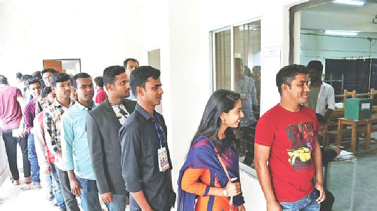 ফরিদপুরে সরকারি রাজেন্দ্র কলেজের ছাত্র সংসদ নির্বাচনে গতকাল উৎসবমুখর পরিবেশে ভোট দেন শিক্ষার্থীরা। সকালে কলেজের শহর শাখায়। প্রথম আলো