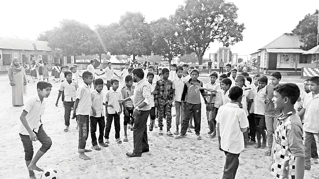 ছুটির ঘণ্টা বাজতেই শিক্ষার্থীরা খেলায় নেমে পড়ে। গত বুধবার বিকেলে ঠাকুরগাঁওয়ের হরিপুরের চরভিটা প্রাথমিক বিদ্যালয়।  ছবি: প্রথম আলো