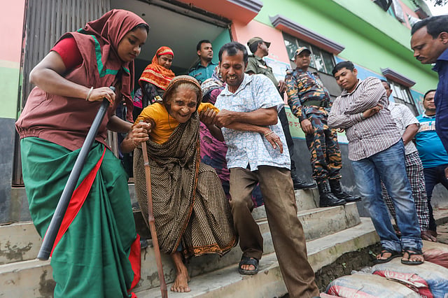 বিএন আইডিয়াল স্কুল কেন্দ্রে ভোট দিলেন বৃদ্ধা আমিনা খাতুন (৮৫)। নতুন ৪৮ নং ওয়ার্ড, শিলনপাড়া, বড়ুয়া, খিলক্ষেত, ২৮ ফেব্রুয়ারি। ছবি: দীপু মালাকার