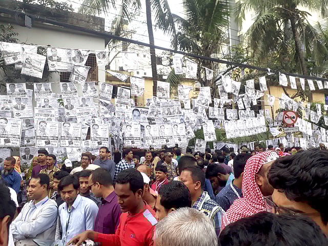 দুপুরে বাড্ডার সরকারি প্রাথমিক বিদ্যালয়ের সামনের চিত্র ছবি: আসাদুজ্জামান