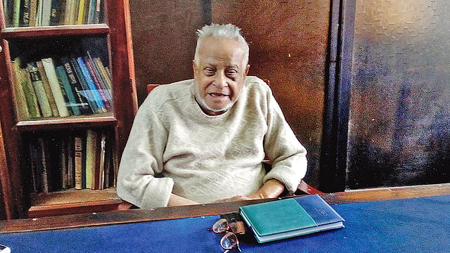 ভাষাসৈনিক আবদুল মোতালেব দিনাজপুর শহরের পাহাড়পুর এলাকার নিজ বাসভবনে।  ছবি: প্রথম আলো