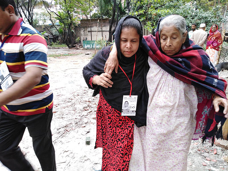 মেয়ে নাজমা বেগমের সঙ্গে ভোটকেন্দ্রে এসেছেন মা রাবেয়া বেগম। ছবি: নাসরিন আকতার