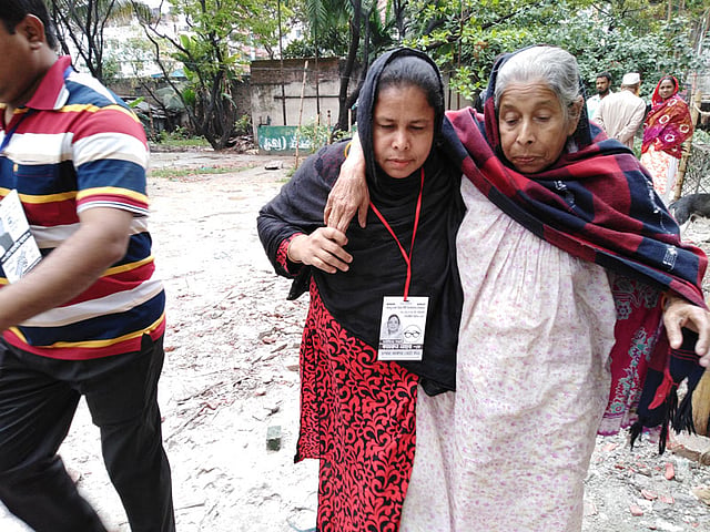 মেয়ে নাজমা বেগমের সঙ্গে ভোটকেন্দ্রে এসেছেন মা রাবেয়া বেগম। ছবি: নাসরিন আকতার