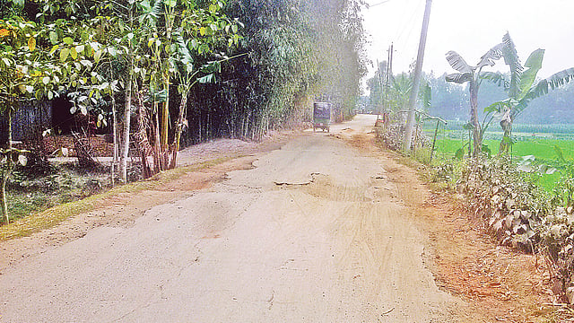 লালমনিরহাটের পাটগ্রাম-বুড়িমারী স্থলবন্দর সড়কের শ্রীরামপুর ইউনিয়নের পয়ষট্টিবাড়ি গ্রাম এলাকায় পিচঢালাই উঠে গিয়ে গর্তের সৃষ্টি হয়েছে।  ছবি: প্রথম আলো