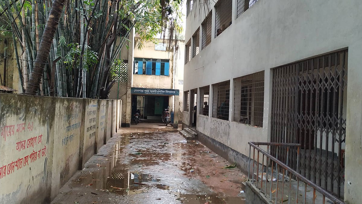 সকাল ১০টায় মিরপুর সেনপাড়া সরকারি প্রাথমিক বিদ্যালয় কেন্দ্র। ছবি: কমল জোহা খান