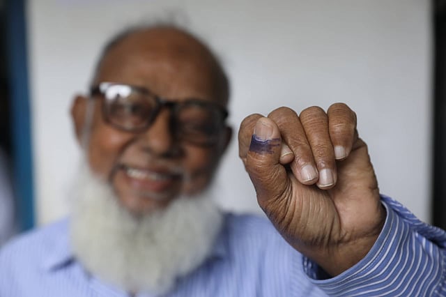 উত্তরার আজমপুরে নবাব হাবিবুল্লাহ মডেল স্কুল অ্যান্ড কলেজ কেন্দ্রে ভোট দেওয়ার পরে এক ভোটার।