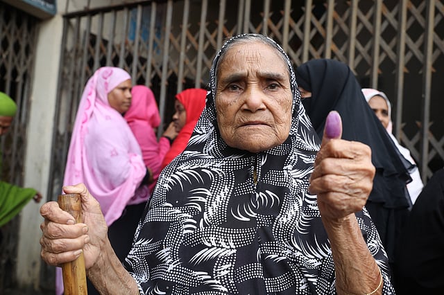 ডুমনি সরকারি প্রাথমিক বিদ্যালয় ভোটকেন্দ্রে ভোট দিয়েছেন এই নারী। ঢাকা উত্তর সিটি করপোরেশনে (ডিএনসিসি) মেয়র পদে বৃহস্পতিবার উপনির্বাচন হয়। ডুমনি, খিলক্ষেত, ঢাকা, ২৮ ফেব্রুয়ারি। ছবি: আবদুস সালাম