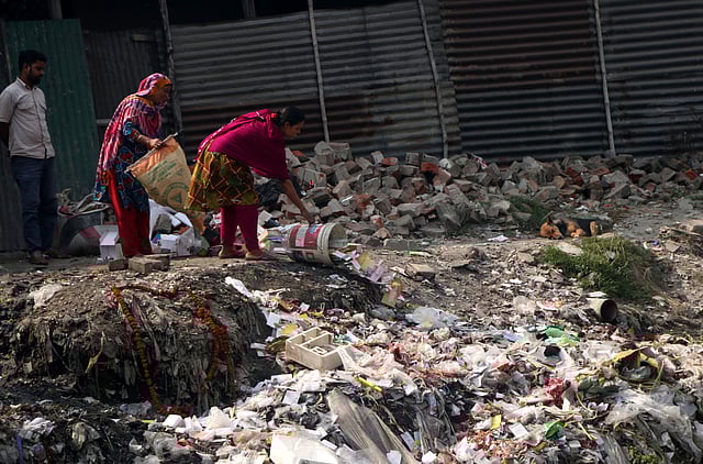 করতোয়া নদীতে আবর্জনা। টিএমএসএস মহিলা মার্কেট এলাকা, বগুড়া।