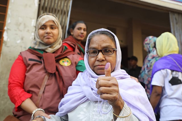 বাড্ডা সরকারি প্রাথমিক বিদ্যালয় কেন্দ্রে ভোট দিয়েছেন এই নারী।