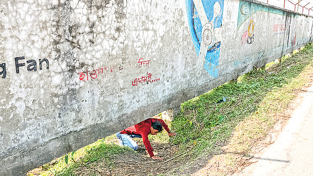 4বরিশাল বিমানবন্দরের সীমানাপ্রাচীরের ফাঁকা অংশ দিয়ে যে কেউ রানওয়েতে ঢুকতে পারে। গতকাল দুপুরে।  সাইয়ান