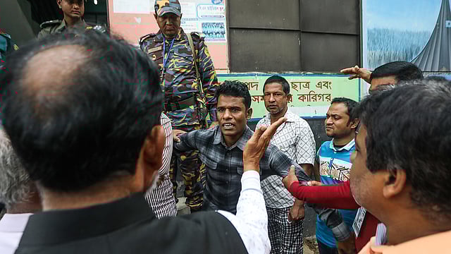 আওয়ামী লীগের কাউন্সিলর প্রার্থী লাটিম মার্কার এস এম তোফাজ্জল হোসেন তাঁর প্রতিদ্বন্দ্বী প্রার্থী ঠেলাগাড়ি মার্কার মাসুদুর রহমান দেওয়ান বুলবুলের এক সমর্থকে মারধর করেন। বিএন আইডিয়াল স্কুল কেন্দ্র, নতুন ৪৮ নম্বর ওয়ার্ড, শিলনপাড়া, বড়ুয়া, খিলক্ষেত, ২৮ ফেব্রুয়ারি। ছবি: দীপু মালাকার