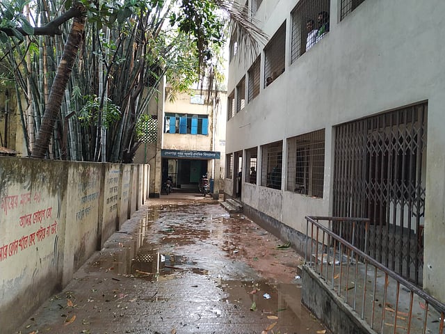 ভোটারশূন্য মিরপুর ১০ নম্বরের সেনপাড়া সরকারি প্রাথমিক বিদ্যালয় ভোটকেন্দ্র। এই কেন্দ্রে সাড়ে পাঁচ হাজার ভোটার আছে। সকাল ১০টা পর্যন্ত ১০০ ভোটও পড়েনি। মিরপুর, ঢাকা, ২৮ ফেব্রুয়ারি। ছবি: কমল জোহা খান