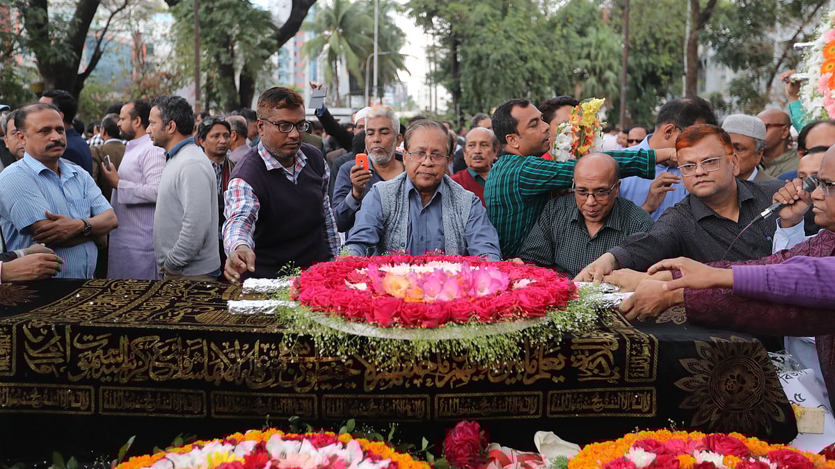বিশিষ্ট সাংবাদিক ও প্রেস ইনস্টিটিউট বাংলাদেশের (পিআইবি) মহাপরিচালক মো. শাহ আলমগীরের জানাজা জাতীয় প্রেসক্লাবে অনুষ্ঠিত হয়েছে। এ সময় তাঁর সাবেক কর্মস্থল প্রথম আলোর পক্ষ থেকেও ফুল দিয়ে শেষ শ্রদ্ধা জানানো হয়। ঢাকা, ২৮ ফেব্রুয়ারি। ছবি: সাজিদ হোসেন