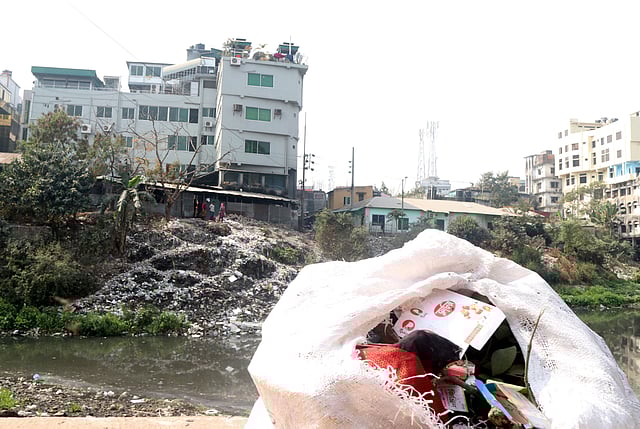 নদীর পাড়ে স্তূপ করে রাখা আবর্জনা। চেলোপাড়া শীতলা স্নানঘাট এলাকা, বগুড়া।