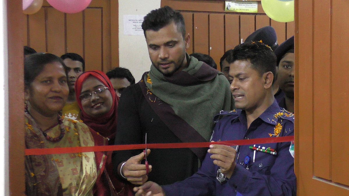 নড়াইলে নতুন সিসি টিভি প্রকল্পের উদ্বোধন করছেন মাশরাফি। ছবি: প্রথম আলো