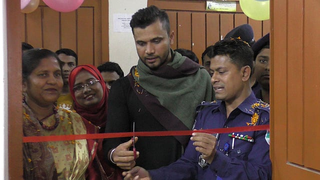 নড়াইলে নতুন সিসি টিভি প্রকল্পের উদ্বোধন করছেন মাশরাফি। ছবি: প্রথম আলো