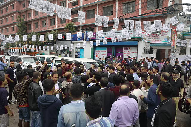 ভোটকেন্দ্রের বাইরে কর্মী-সমর্থকদের মাঝে আতিকুল ইসলাম। ছবি: দীপু মালাকার