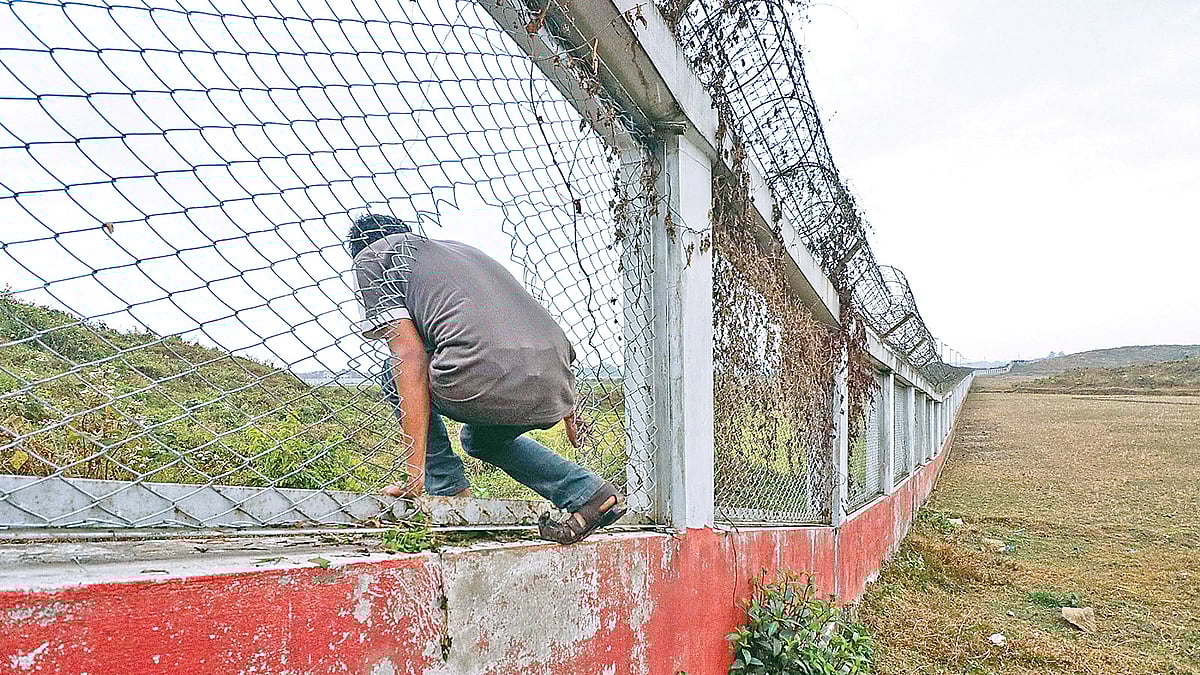 সিলেট এমএজি ওসমানী বিমানবন্দরের রানওয়ের কাছাকাছি নতুন সীমানাপ্রাচীর তৈরি করেছে কর্তৃপক্ষ। নতুন এই সীমানাপ্রাচীরের লোহার তার ভেঙে ভেতরে যাতায়াত করছে এলাকার লোকজন। গতকাল বিকেলে।  ছবি: আনিস মাহমুদ